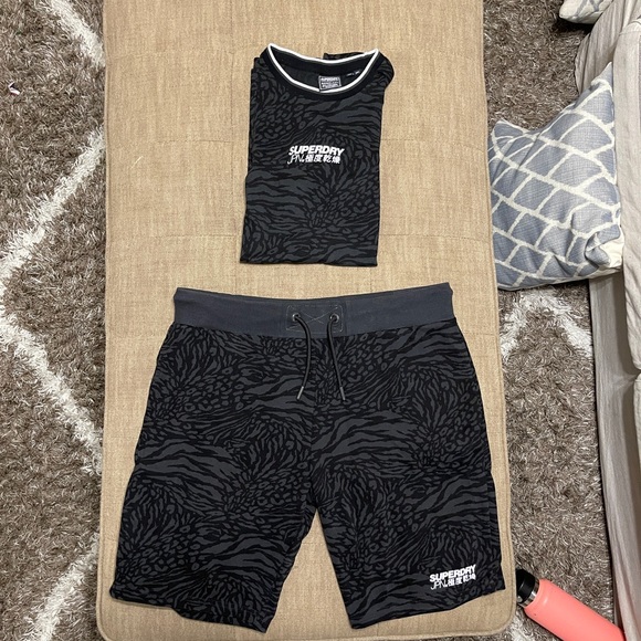 Superdry Matching T-shirt and Sweat Shorts - Picture 3 of 7